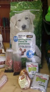 over-n'djoy-verzorgingspakket-maand-hond-voer-koekjes-speelgoed-voor-hulp-aan-honden-en-hun-baasjes-omgeving-cuijk