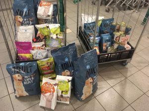 2018-09-voerinzamelactie-ah-albert-heijn-cuijk-ndjoy-hulp-honden-baasjes-grandioze-voerinzameling-bij-ah-cuijk
