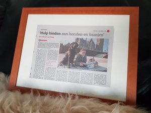ndjoy-cadeau-vrijwilliger-ingelijst-krantenartikel-hulp-honden-baasjes3